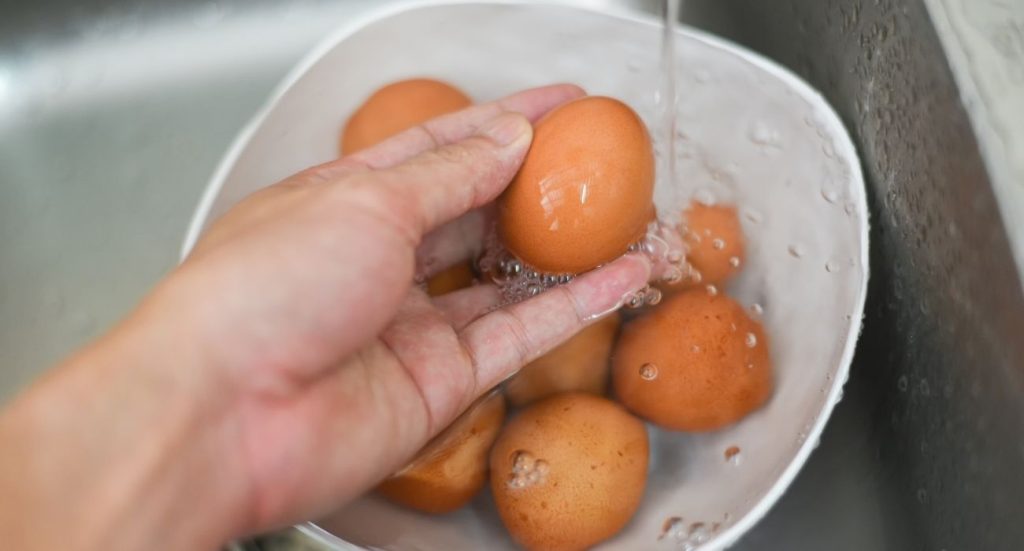 É importante lavar os ovos antes de guardar na geladeira