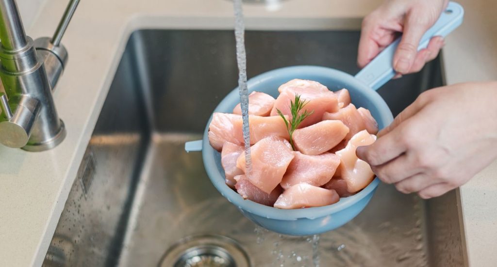 É necessário lavar o frango antes de temperar