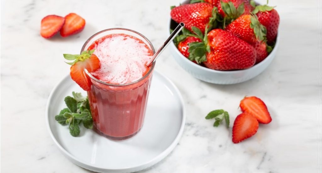 Suco para imunidade com morangos